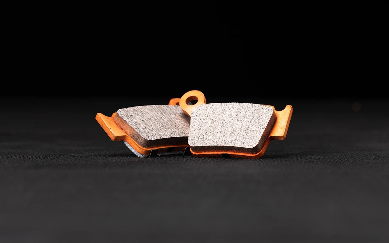 TqT1AgrnoM_Brake pads R.jpg